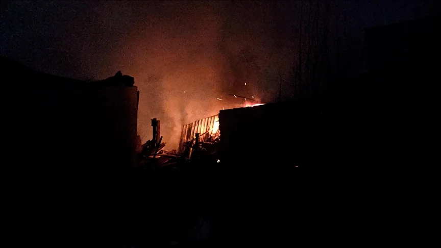 Нічна пожежа на промисловому обєкті з яскравим помаранчевим полумям і димом