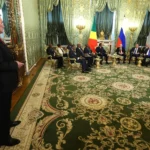 Володимир Путін на зустрічі з африканською делегацією в розкішній залі Кремля