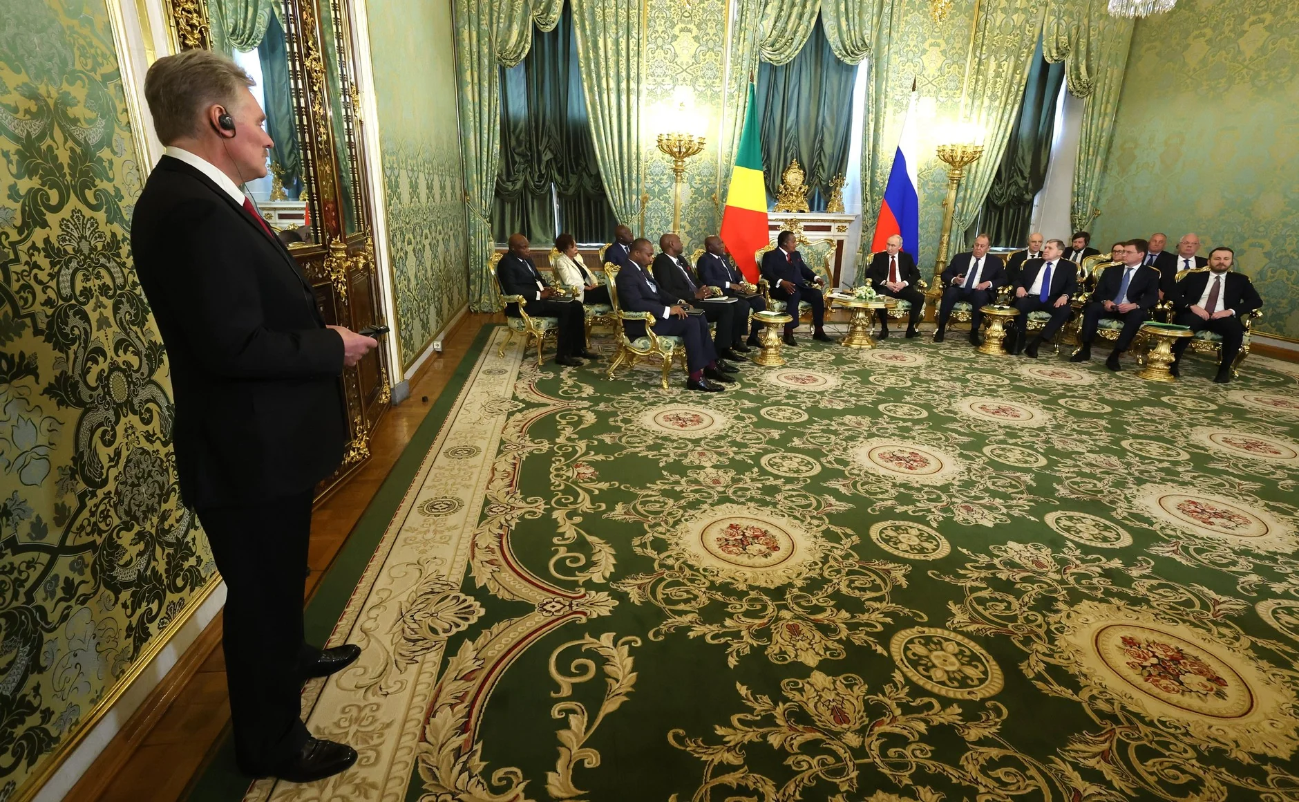 Володимир Путін на зустрічі з африканською делегацією в розкішній залі Кремля